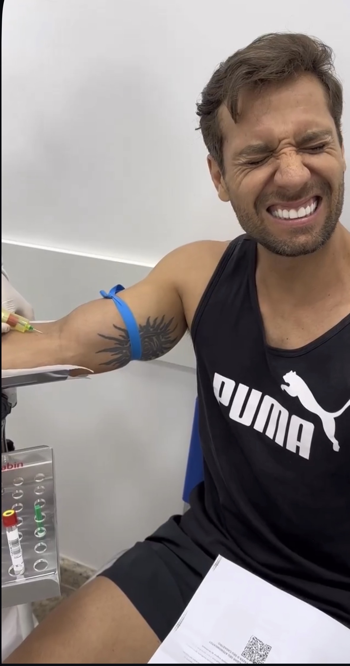 Alex fazendo coleta de sangue